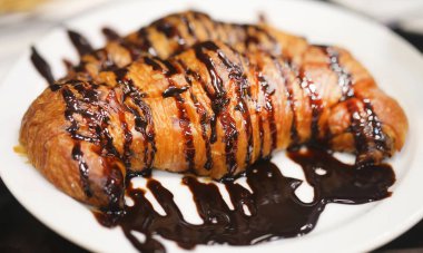 Bir makro lezzetli çikolatalı kruvasan bir restoranda fotoğrafı