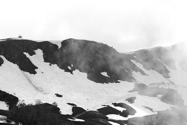 Zdjęcia Piękne Góry Wiosnę Zachmurzenia — Zdjęcie stockowe