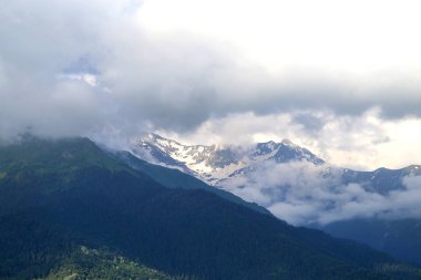 Bahar yoğunluğunun ile güzel dağları fotoğraf