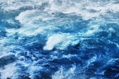 Fotoğraf arka plan parlak fokurdayan su bir dağ nehir