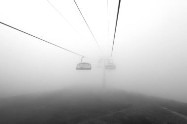 Bulutlar dağlar arasında bir kablo araba fotoğraf kabinleri