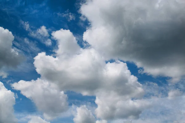 Fondo Foto Brillantes Nubes Grandes Blancas Cielo Azul — Foto de Stock