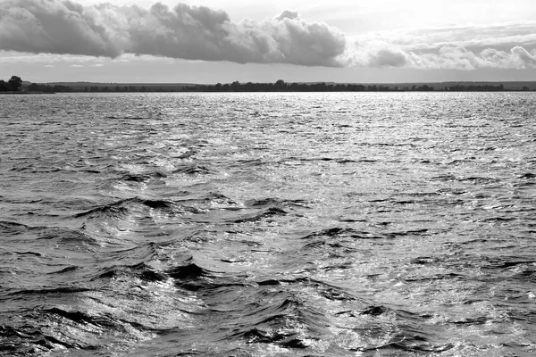 Tataristan'güzel nehir adasının arka planda fotoğraf