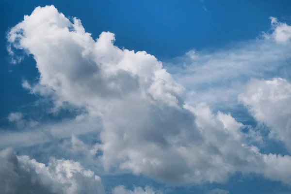 Foto Fundo Branco Brilhante Grandes Nuvens Céu Azul — Fotografia de Stock