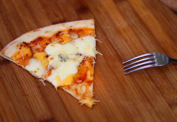 Foto Uma Macro Fatia Pizza Com Queijo Uma Mesa — Fotografia de Stock