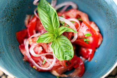 Bir makro domates salatası bir mavi plaka fotoğrafı