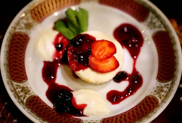 Foto macro wrongel dessert met aardbeien — Stockfoto