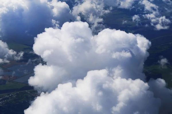 Fondo de la foto brillantes nubes grandes blancas —  Fotos de Stock