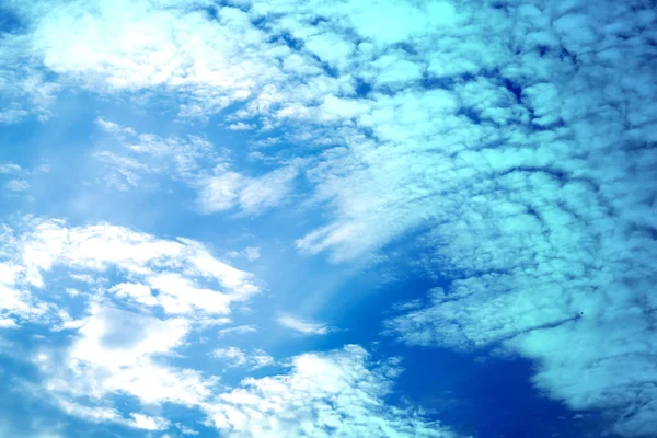 Fondo de la foto brillantes nubes grandes blancas — Foto de Stock