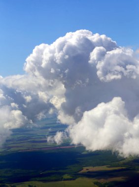 Fotoğraf arka plan parlak beyaz büyük bulutların üstünde mavi gökyüzü