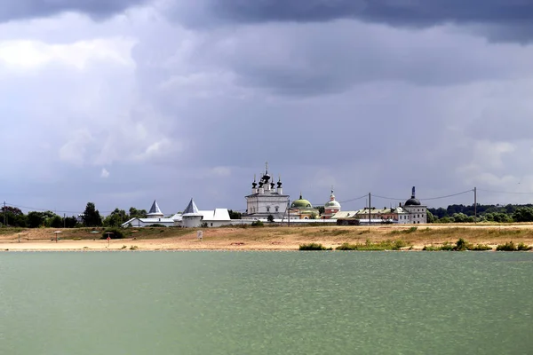 Φωτογραφία από ένα θερινό τοπίο ενός μοναστηριού — Φωτογραφία Αρχείου