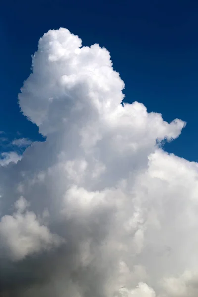 Foto fundo brilhante branco grandes nuvens — Fotografia de Stock
