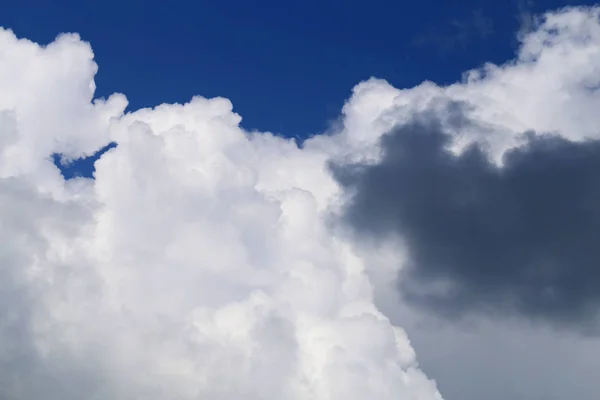 Φωτογραφία φόντου φωτεινό λευκό μεγάλο σύννεφα — Φωτογραφία Αρχείου