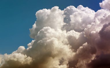 Fotoğraf arka plan parlak beyaz büyük bulutların üstünde mavi gökyüzü