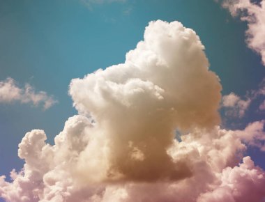 Fotoğraf arka plan parlak beyaz büyük bulutların üstünde mavi gökyüzü