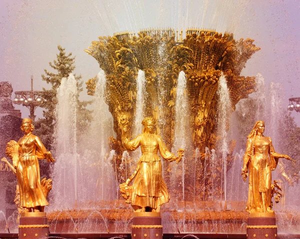 Foto Uma Escultura Fonte Retro Parque Moscou — Fotografia de Stock