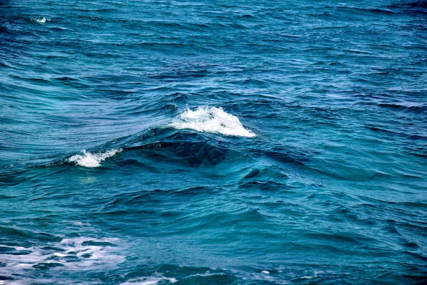 Mavi deniz dalgalarının bir makro arka plan fotoğrafı