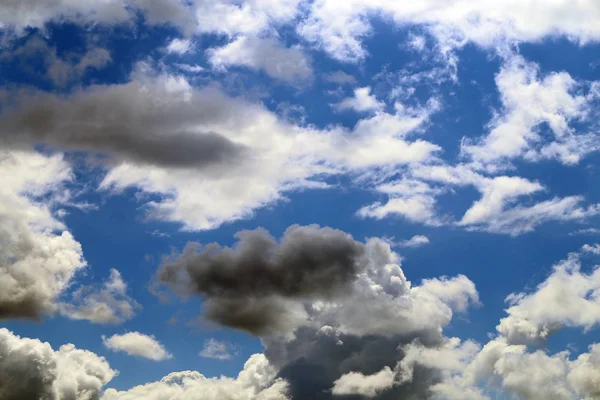 Foto Fundo Branco Brilhante Grandes Nuvens Céu Azul — Fotografia de Stock