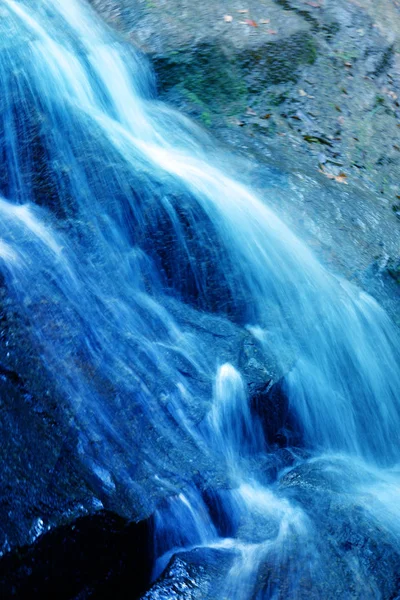 太陽に照らされた美しい山滝のクローズ アップの写真 — ストック写真