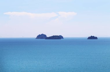 Adaları ile tropikal bir deniz manzarası fotoğrafı