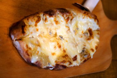 Makro fotoğraf bir restoranda bir gemide bir pizza üç peynir