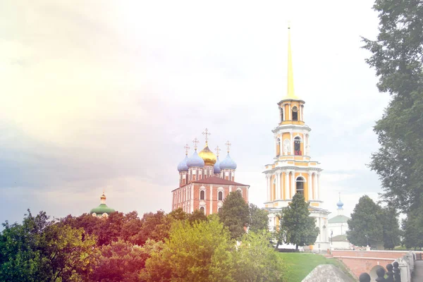 Foto Uma Paisagem Verão Com Catedrais Torres Antigas Rússia — Fotografia de Stock