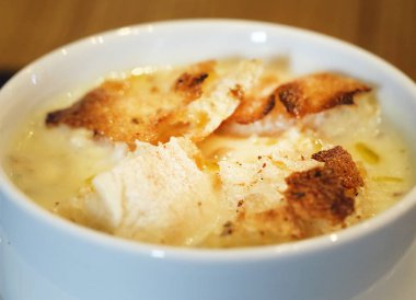 Bir kafede lezzetli sebze çorbası parlak bir makro fotoğraf