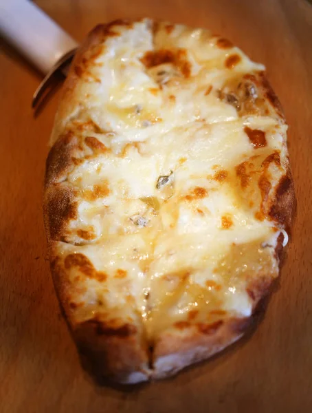 Makro fotoğraf bir restoranda bir gemide bir pizza üç peynir