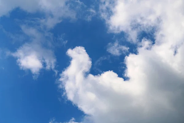 Foto Fundo Branco Brilhante Grandes Nuvens Céu Azul — Fotografia de Stock