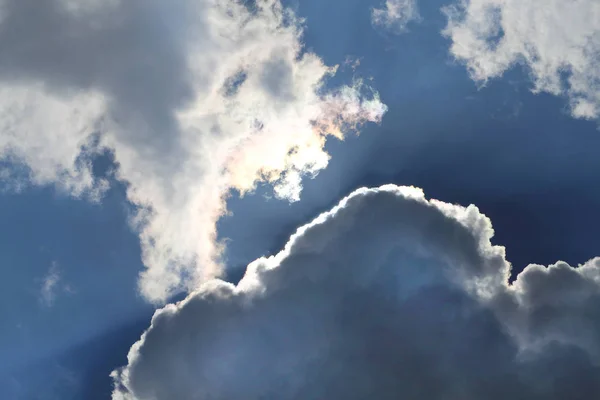 Foto Sfondo Luminoso Bianco Grandi Nuvole Sul Cielo Blu — Foto Stock