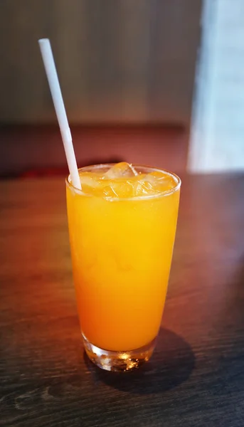 Photo Close Bright Orange Juice Ice Restaurant — Stock Photo, Image