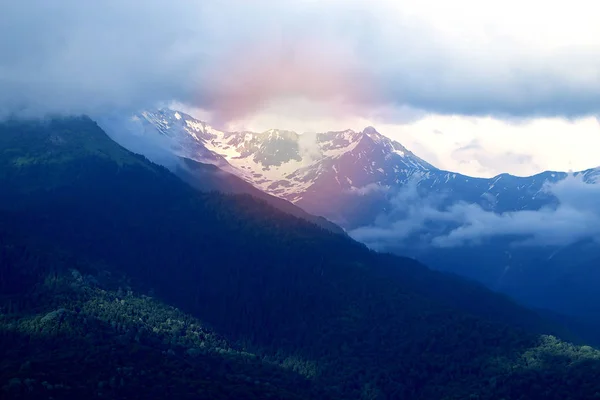 Foto Hermosas Montañas Primavera Con Nubosidad — Foto de Stock