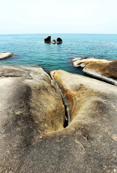 写真の背景の美しい岩の島の海 — ストック写真