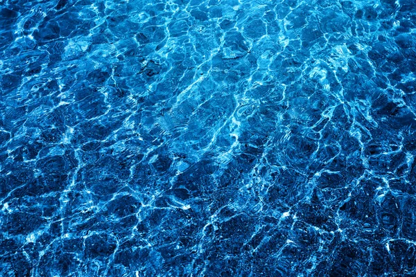 Foto Uma Macro Borbulhando Azul Água Mar Clara — Fotografia de Stock