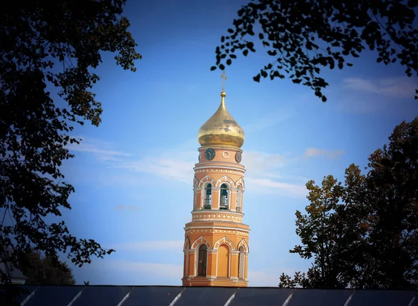 Foto Torre Sineira Ortodoxa Iluminada Pelo Sol Rússia — Fotografia de Stock