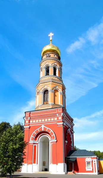 Foto Torre Sineira Ortodoxa Iluminada Pelo Sol Rússia — Fotografia de Stock