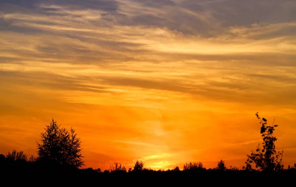 Schönes Foto Eines Hellen Sonnenuntergangs Mit Wolken Über Einem Feld — Stockfoto