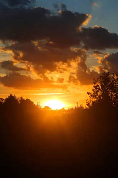 Kaunis Kuva Kirkkaasta Auringonlaskusta Jossa Pilvet Peittävät Pellon Kesäiltana — kuvapankkivalokuva