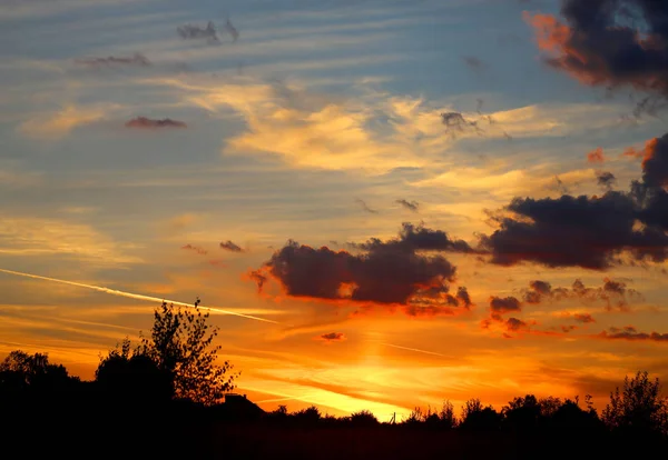 Hermosa Foto Una Puesta Sol Brillante Con Nubes Sobre Campo — Foto de Stock