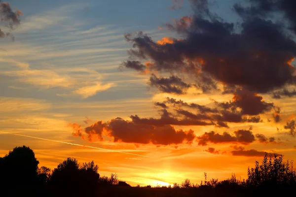 Hermosa Foto Una Puesta Sol Brillante Con Nubes Sobre Campo — Foto de Stock