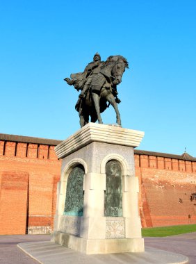 Kolomna güneşli bir öğleden sonra Rus savaşçı ve Kremlin kuleleri heykeli fotoğrafı