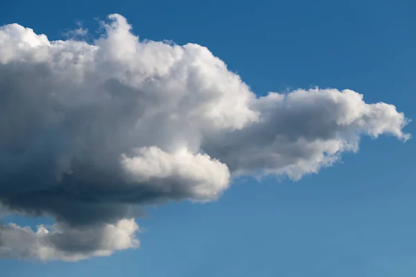 Φωτογραφία Φόντο Φωτεινό Λευκό Μεγάλο Σύννεφα Στον Καταγάλανο Ουρανό — Φωτογραφία Αρχείου