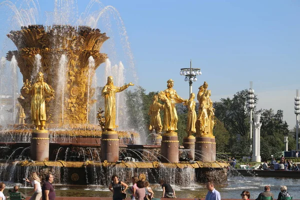 Foto van een macro gouden fontein vriendschap van volkeren — Stockfoto