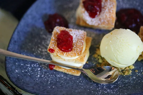 Foto van een macro heerlijke cake met slagroom — Stockfoto