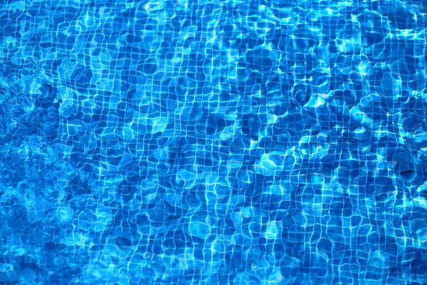 写真背景の青い透明な水プール 太陽に照らされました — ストック写真