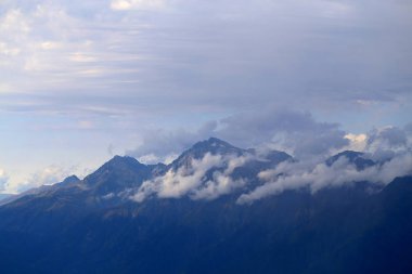 Parlak fotoğraf sonbahar manzara mavi Dağları ile