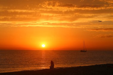 Sonbahar akşam deniz süper güzel gün batımı