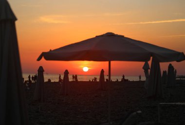 Sonbahar akşam deniz süper güzel gün batımı