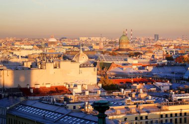 St. Petersburg güzel fotoğraf görünümü bir sonbahar günbatımı günde-yukarıdan
