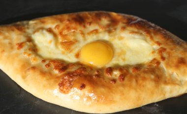 Adzhar tarzı khachapuri güneşli bir restoranda lezzetli parlak makro fotoğraf